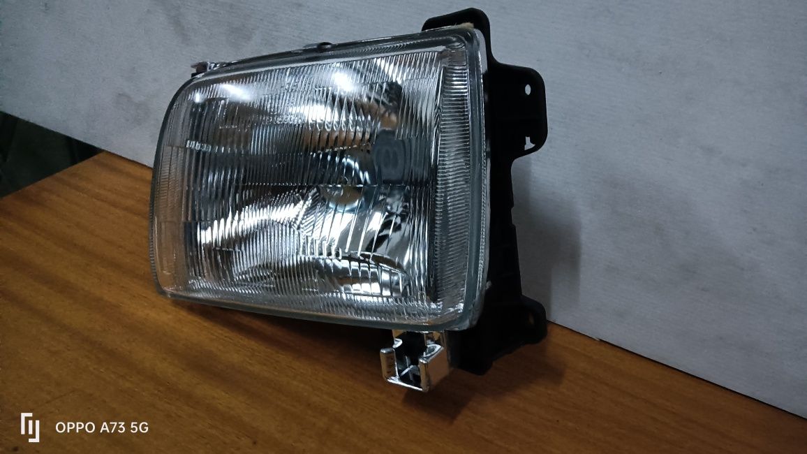 Farol Nissan Navara D22 ótica esquerda Depo