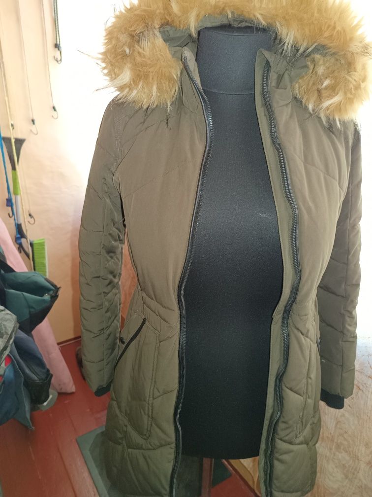 Продам пальто guess размер s в хорошем состоянии.