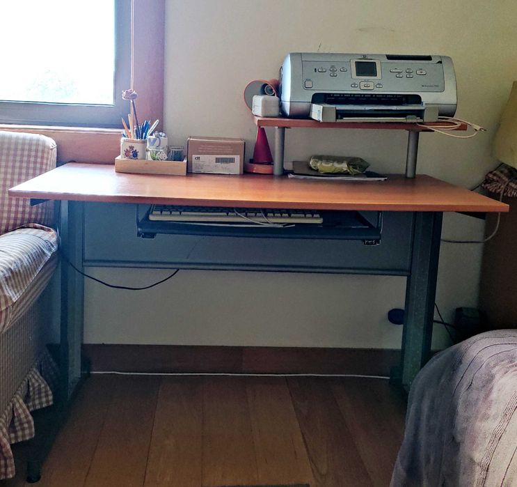 Secretária Staples com prateleira para impressora e outra p teclado