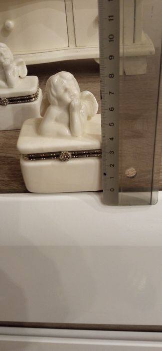 Ceramiczna szkatułka na biżuterię z aniołkiem porcelana