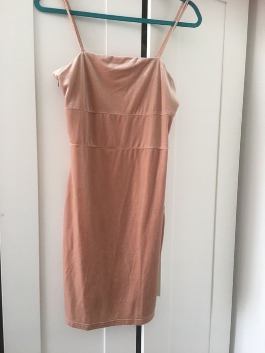 Aksamitna sukienka 38 / 40 przyjemna w dotyku Fashion Union z Anglii