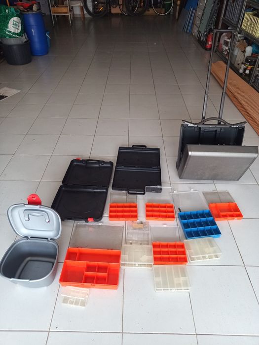 15 malas, caixas, varias utilidades, 4 cestos ferro