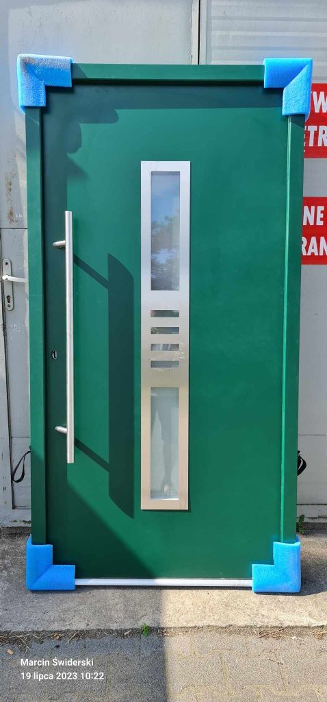 Drzwi zewnętrzne zielen zielone z antabą i ocieplaną aluminiową oścież
