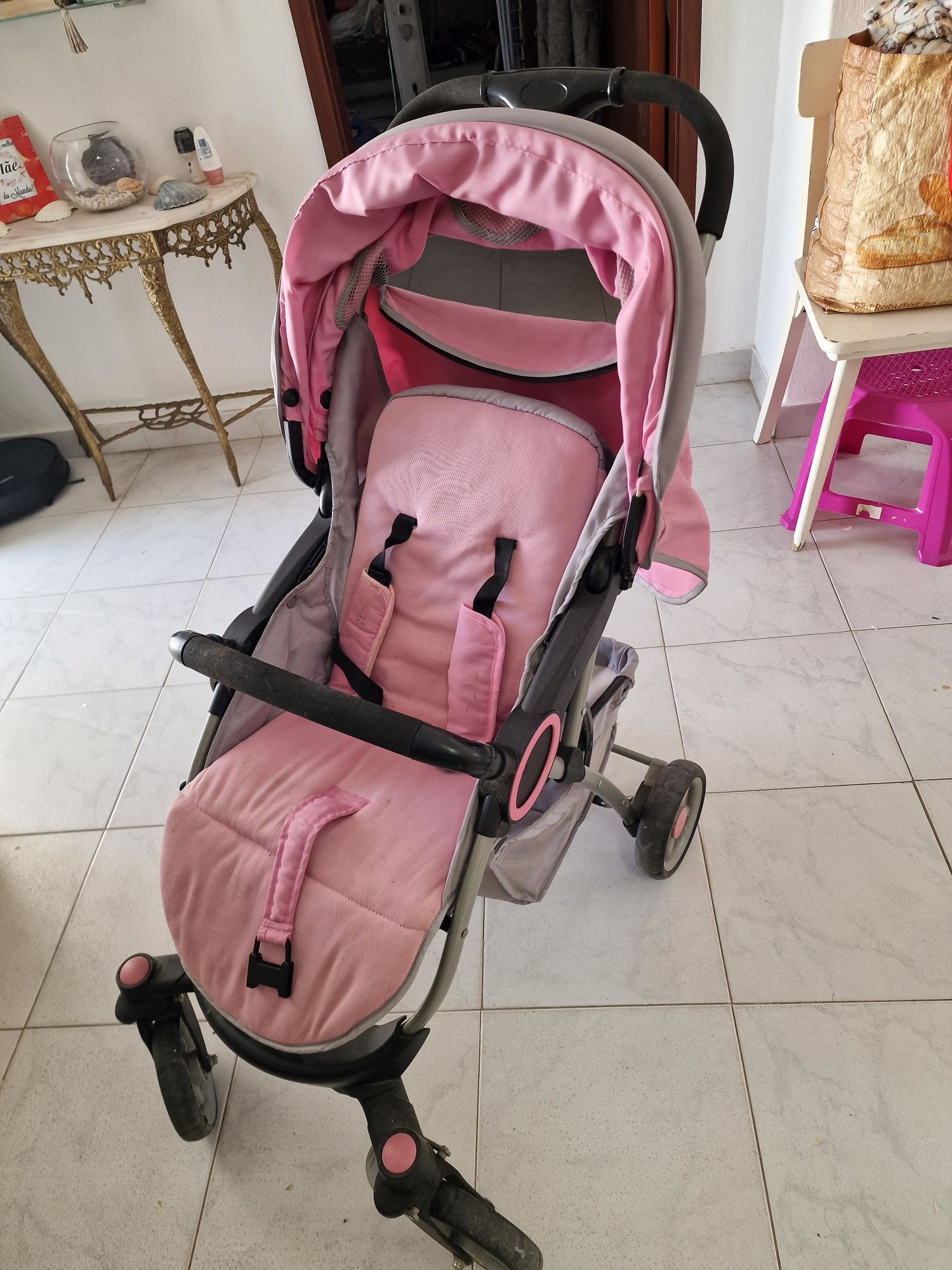 Carro de bebé rosa