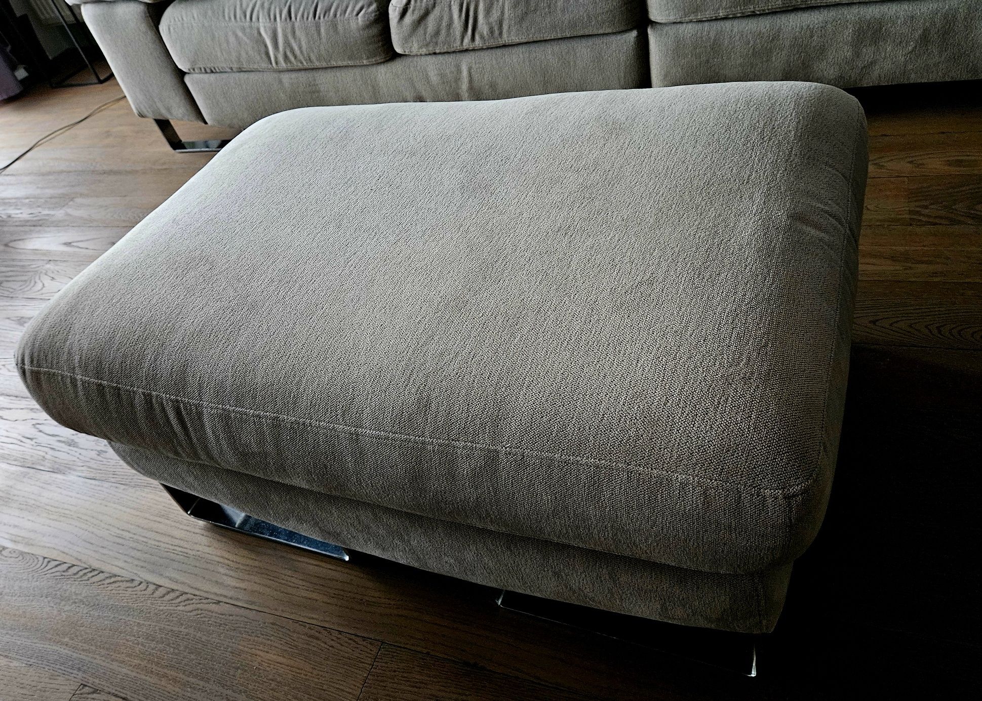 Sofa z dużą pufą
