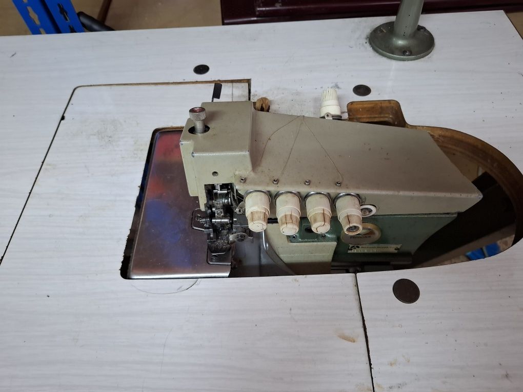 Máquina de costura coze e corte (Usada)