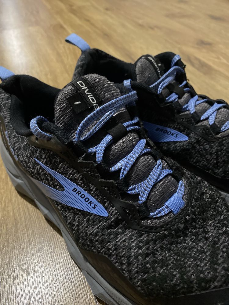 Кросівки жіночі brooks