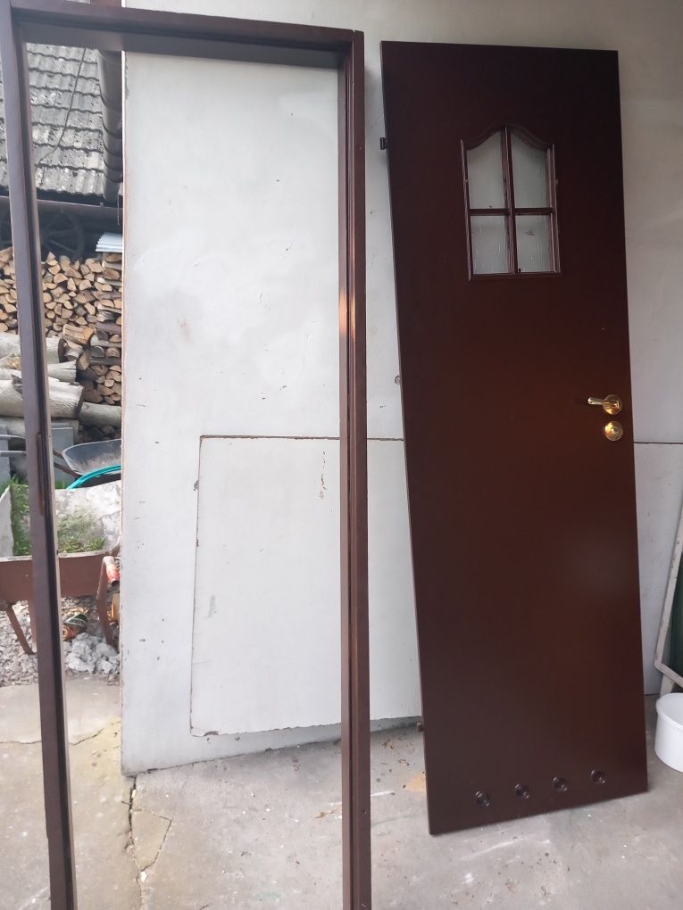 Sprzedam drzwi łazienkowe 60 lewe oraz futrynę drewnianą 70