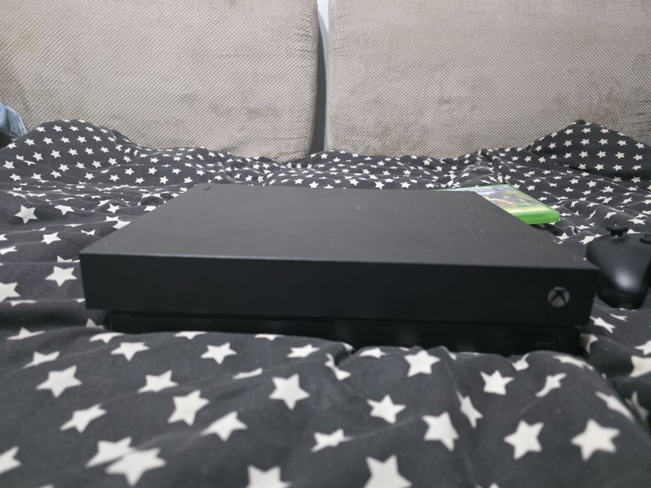 Sprzedam xboxa one x 1tb z 3 grami