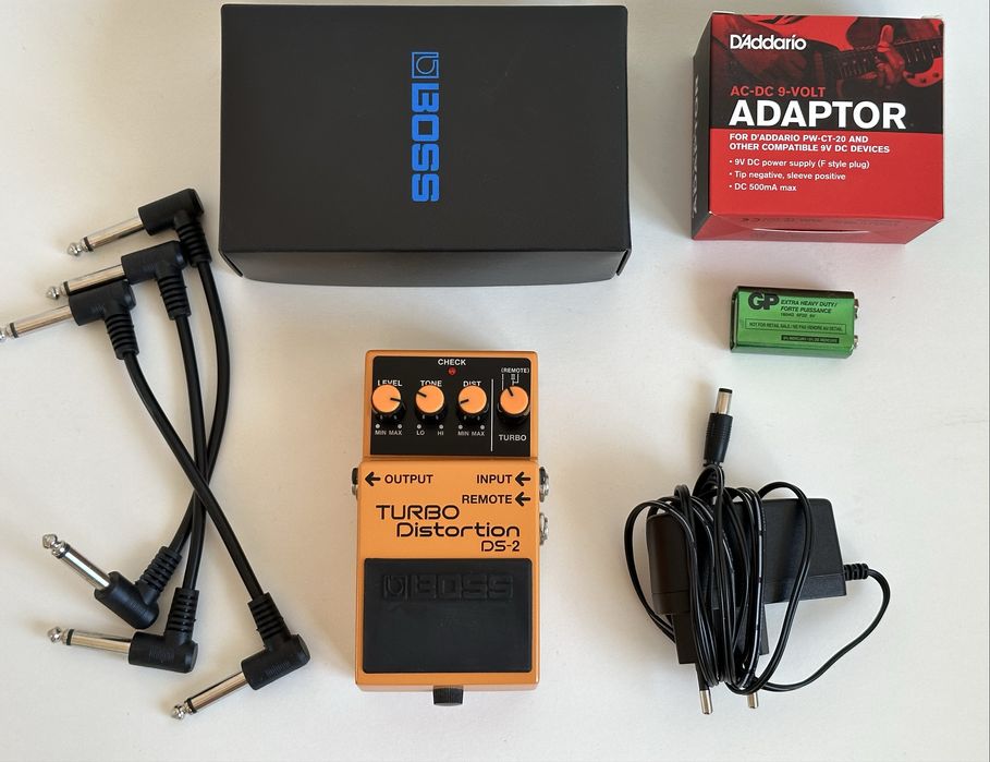 Boss Turbo Distortion DS-2 + power adapter + battery + patch cables