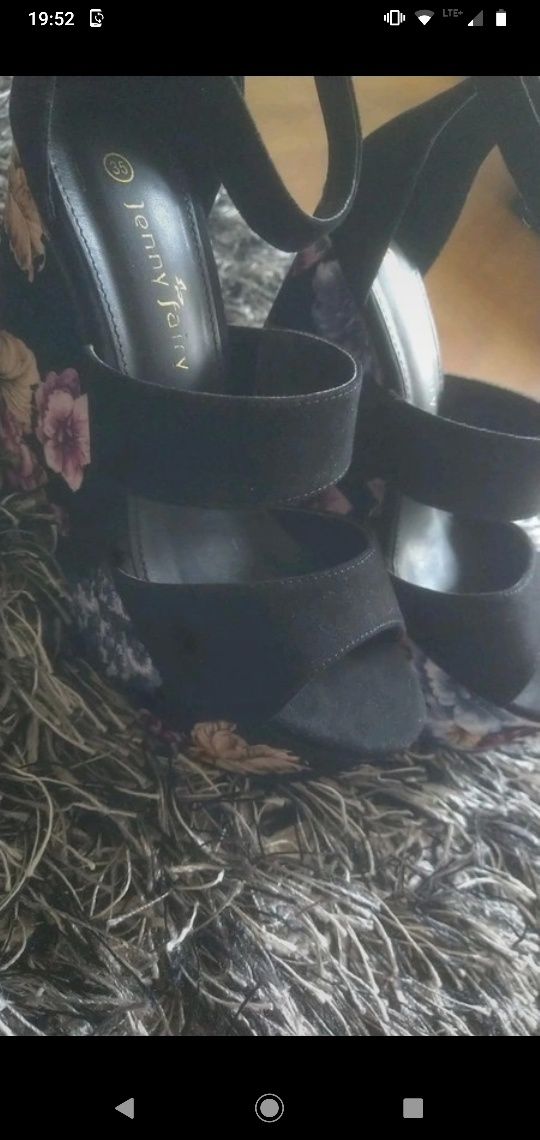 Buty koturny odkryte palce.