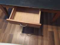 Ława, niski drewniany stół z szufladami
