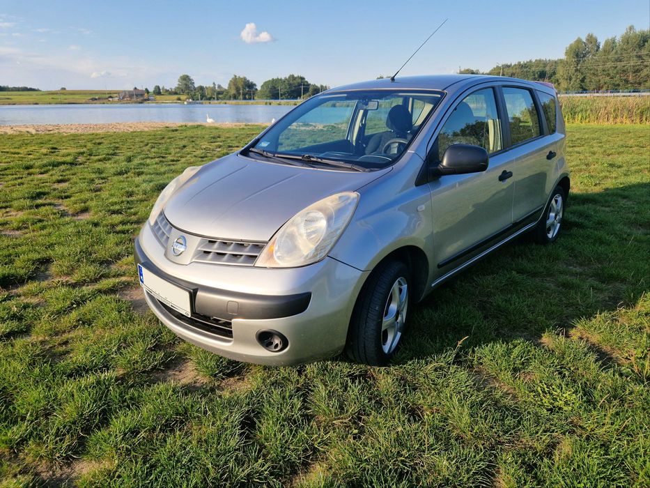 Srebrny Nissan Note