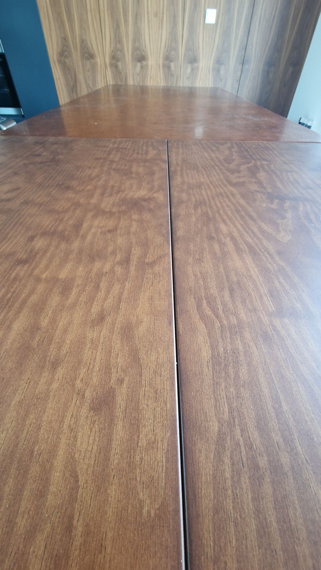 Mesa de madeira maciça extensível cor nogueira