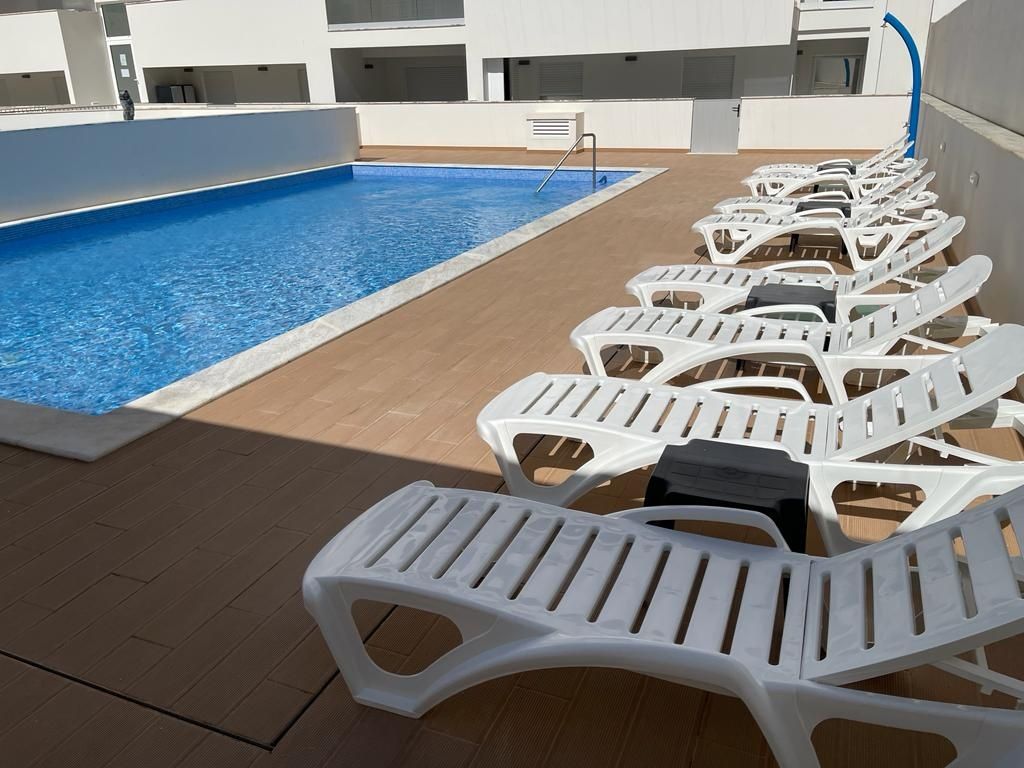 Apartamento T2 com piscina e garagem para férias