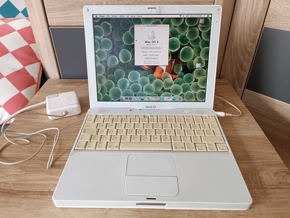 iBook G4 1.33GHz 1GB RAM 60GB HDD MacOS 10.4.11 Ubuntu 10.10