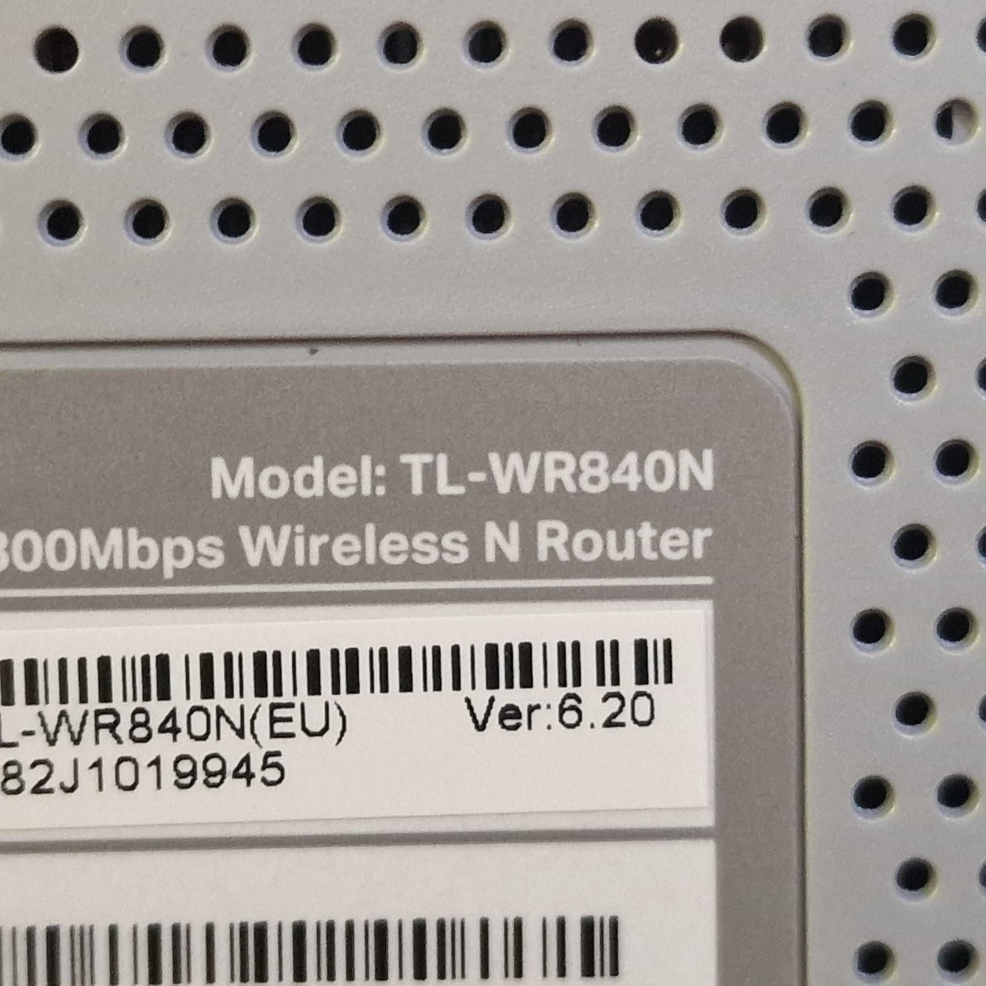 Router sieciowy TP Link WR840N i wzmacniacz sygnału TP Link AC750