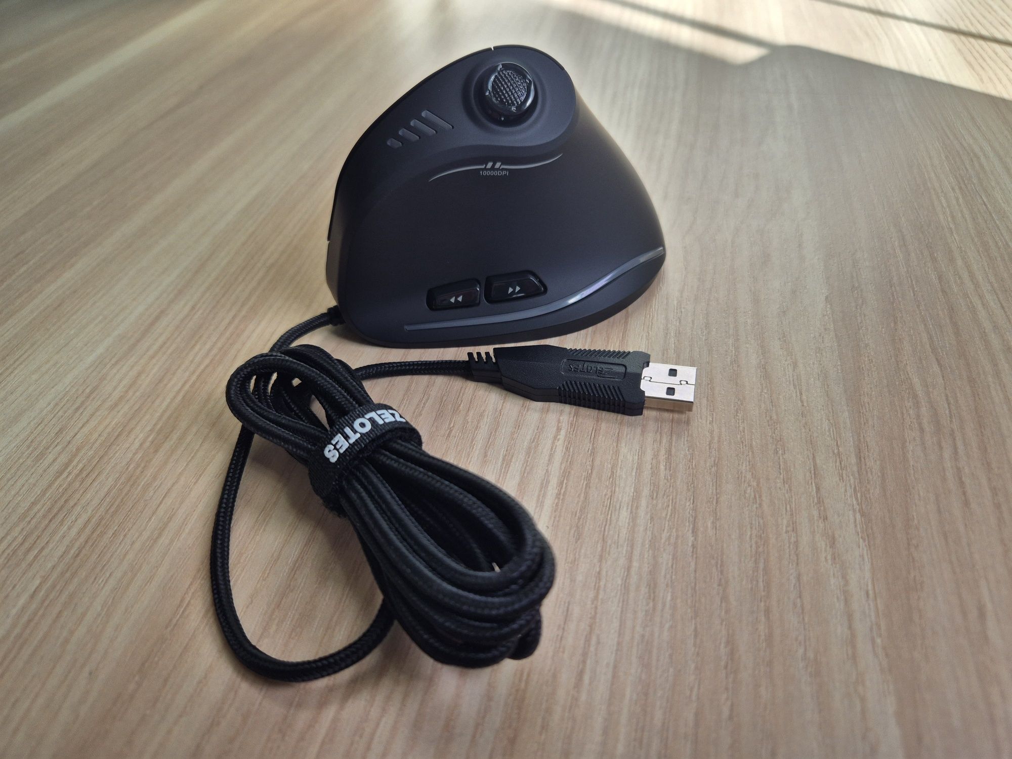 Zelotes C18 вертикальна провідна мишка з ергономічним джойстиком, RGB
