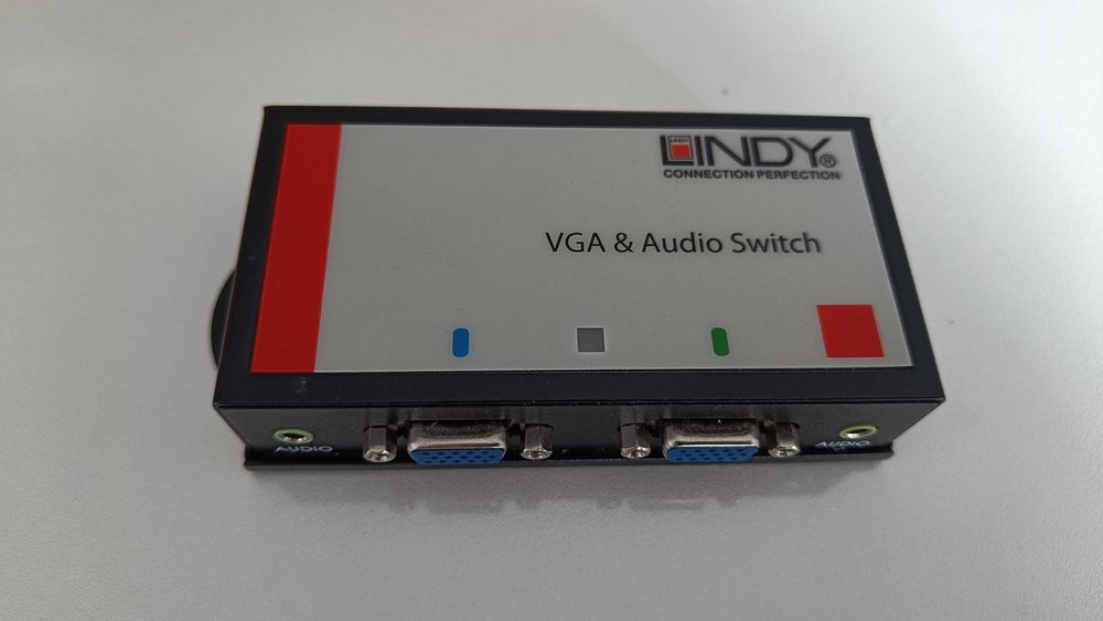 Перемикач між двома аудіо- та відеовходами одним натисканням кнопки