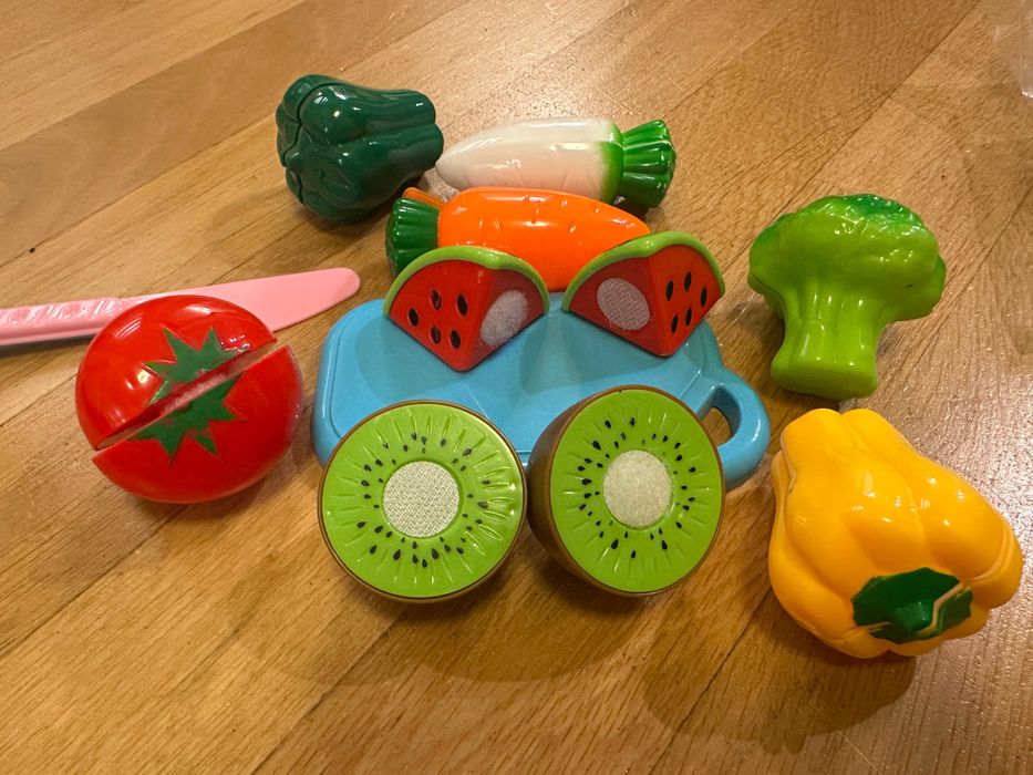 Zestaw plastikowych owoców do krojenia