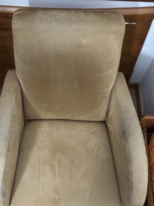 Cadeirão em tecido nobuck — confortável e elegante