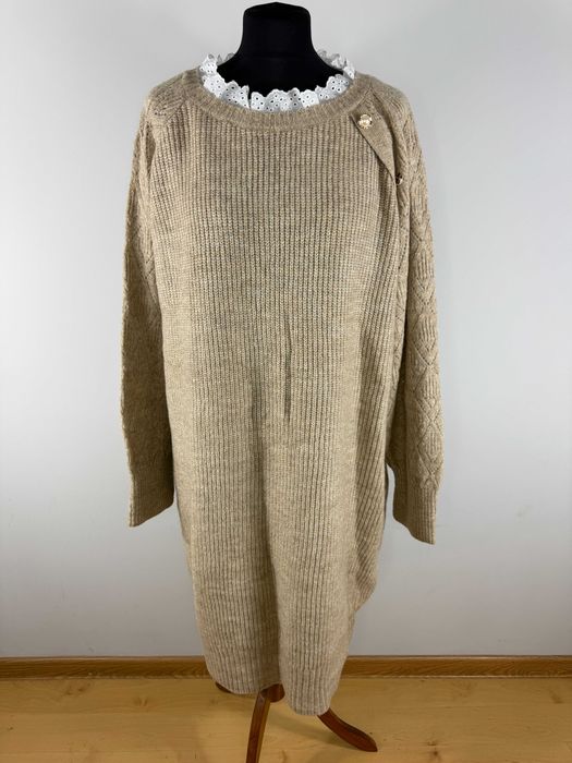 Beżowa dzianinowa sukienka z ozdobnymi guzikami Body Flirt 48/50