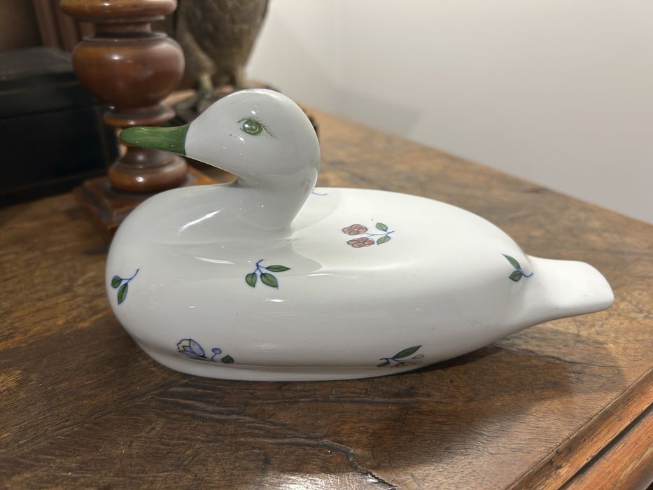 Porcelanowa kaczka recznie wykonana i malowana Komarti.