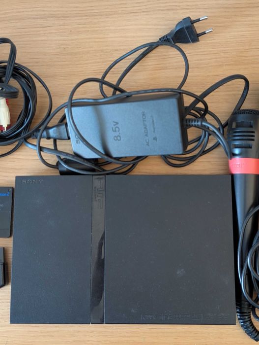 PS 2 Slim+Comandos+Microfones+Comandos Buzz+Cartões Memória+20 Jogos