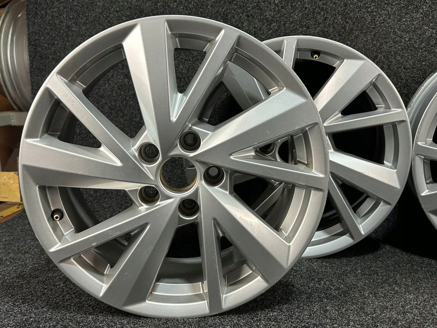 Audi Q2 81A Felgi 7Jx17 Et45 5X112 81A601025C Komplet