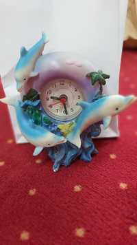 Zegarek z budzikiem zdobiony trzema  delfinami szczęścia