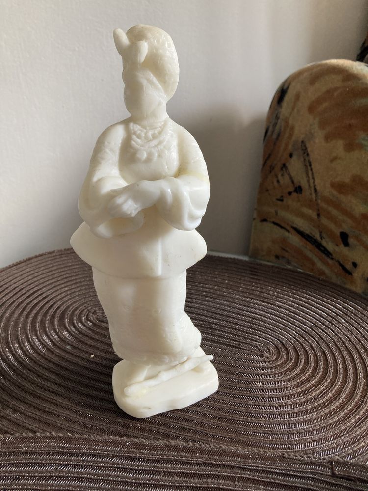 Figurka kobiety  alabastet