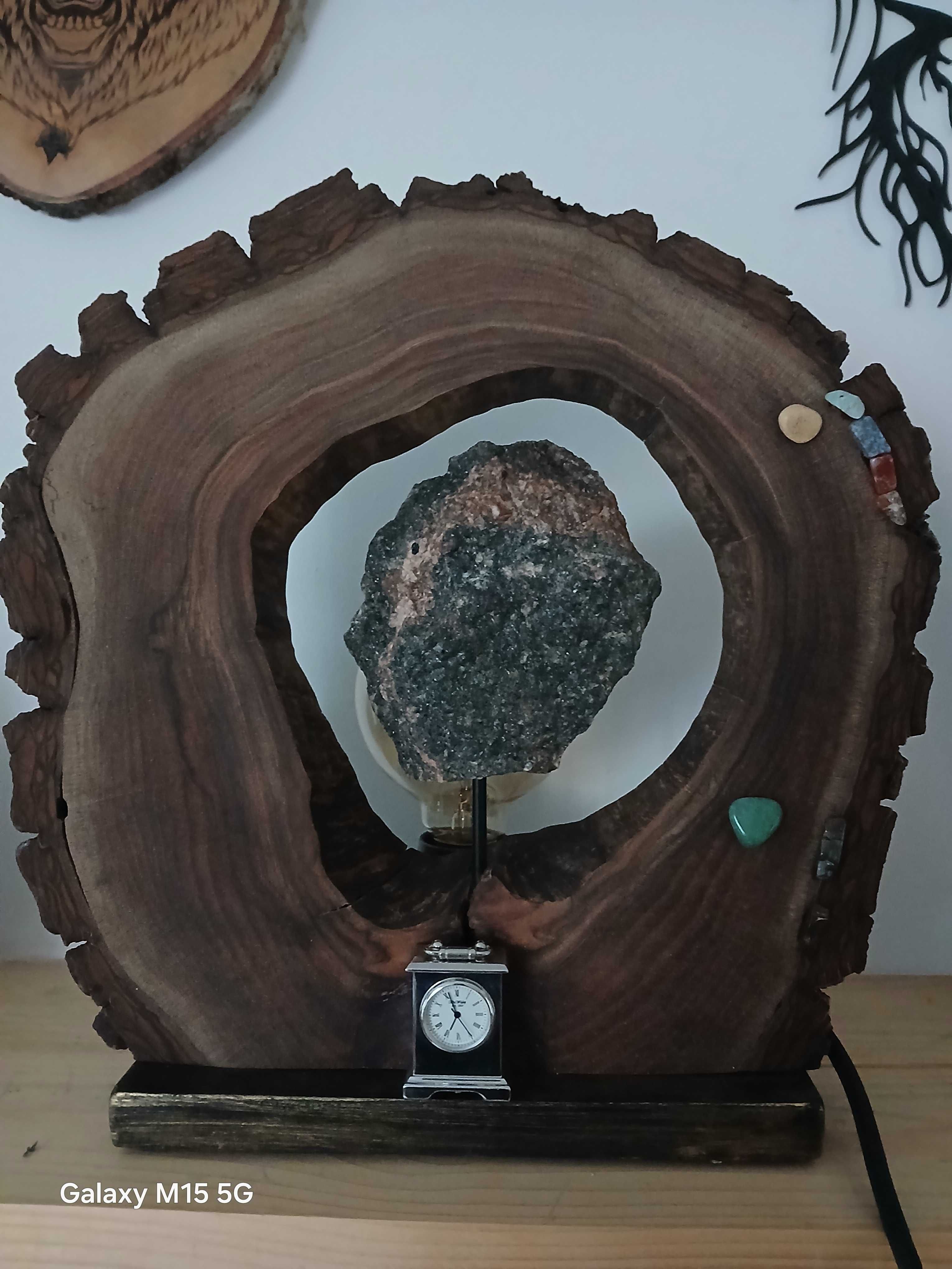 Lampa dekoracyjna w plastrze orzecha włoskiego