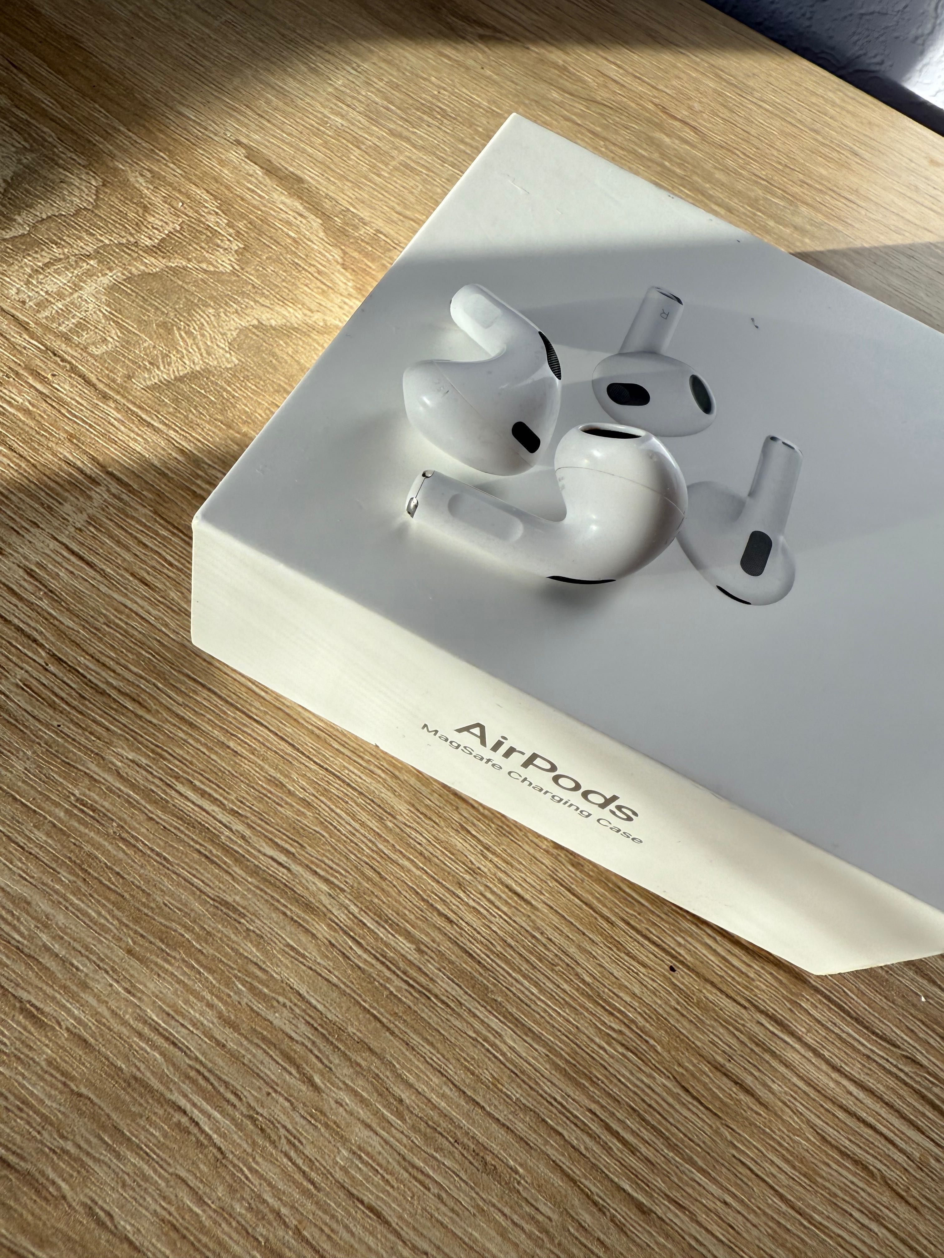 Продам навушники без кейсу AirPods 3rd generation б/у
