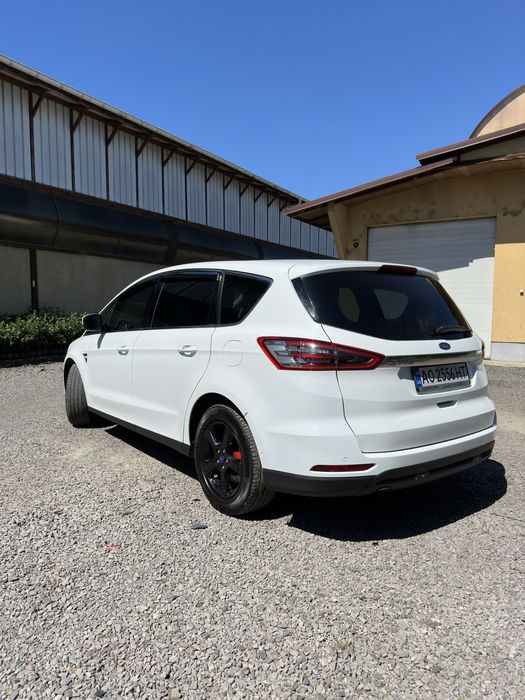 Ford S-Max 2017.
