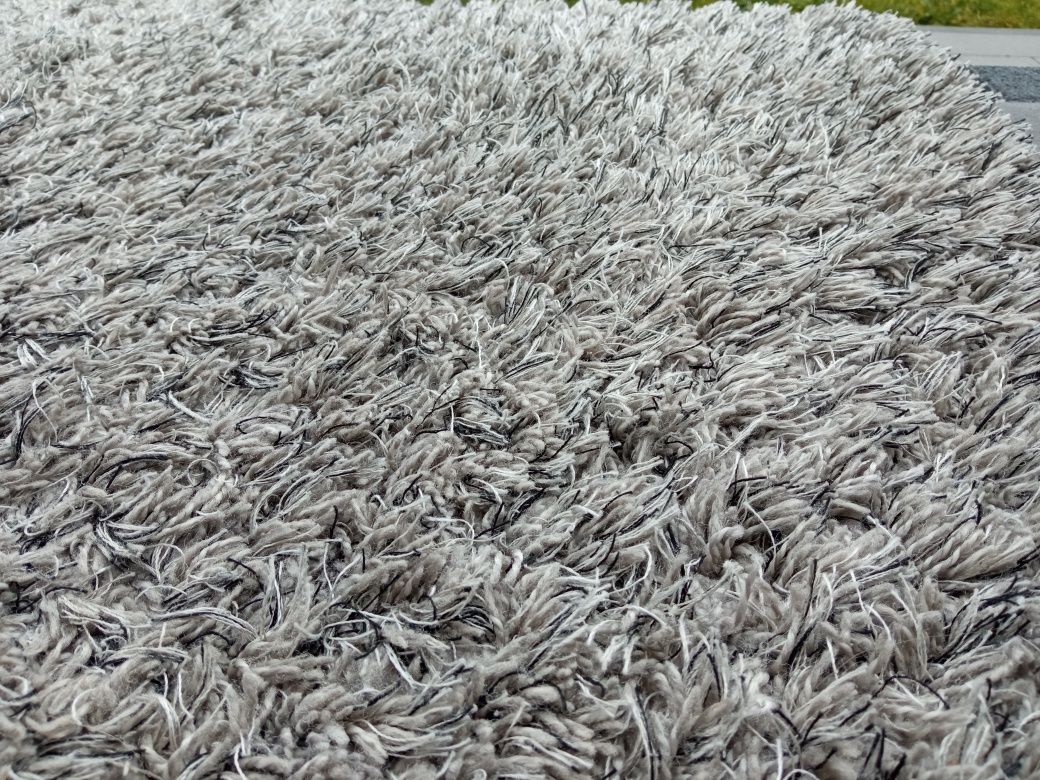 Dywan o wymiarach 250/180 cm.