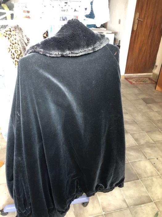 Casaco 3/4 Veludo Preto Gola e Punhos Pelo