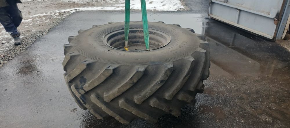 Продам шины 23. R26 ф-37 с диском , с трактора хтз