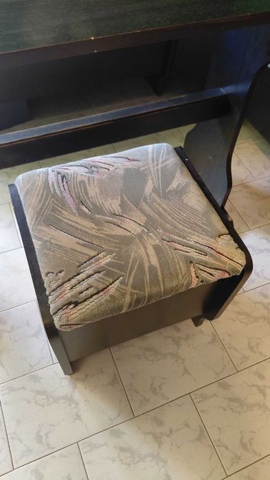 Narożnik kuchenny + stół + dwie pufy