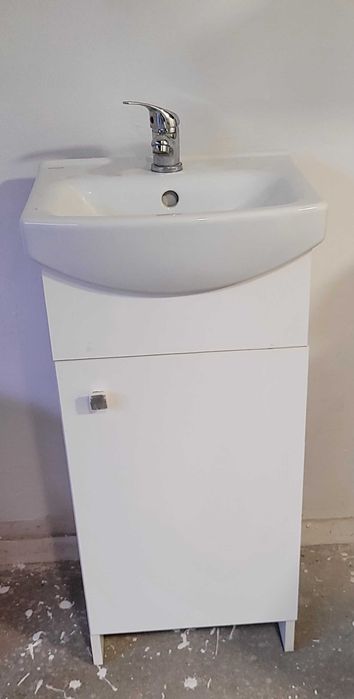 Szafka łazienkowa z umywalką i baterią