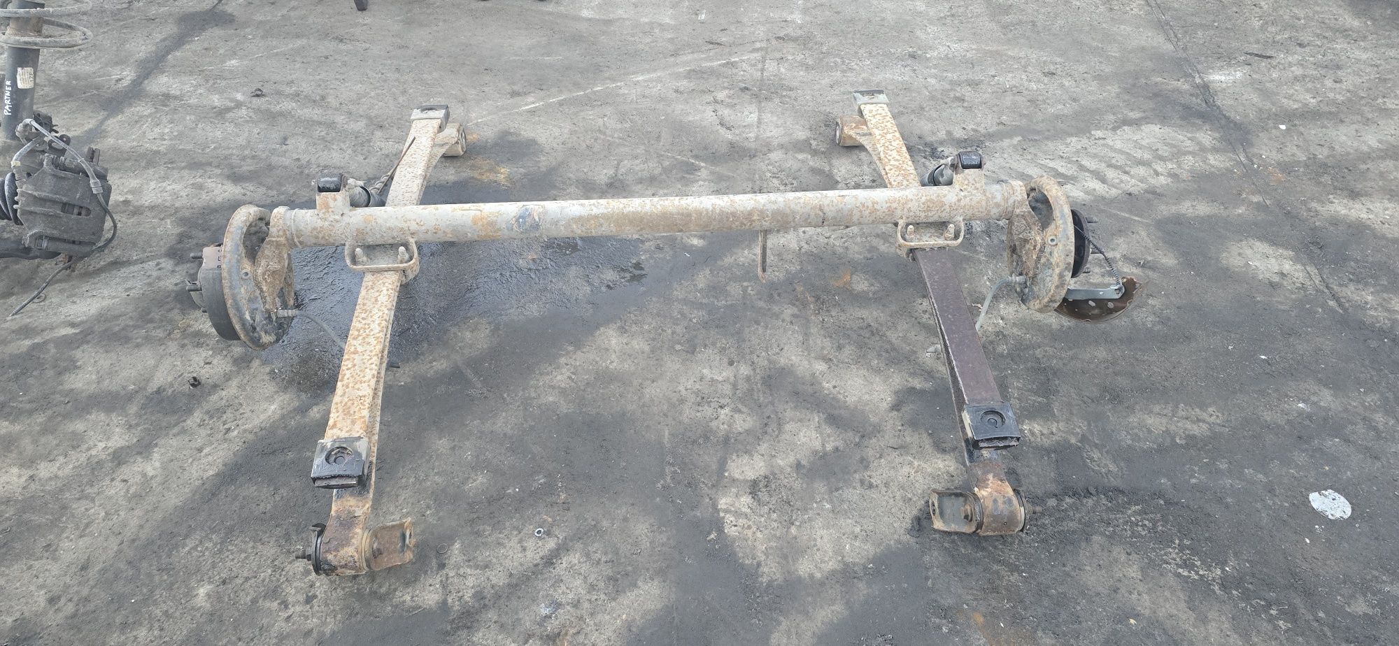 Belka zawieszenia oś tylna resor Ford Transit Connect 1,8  2004r