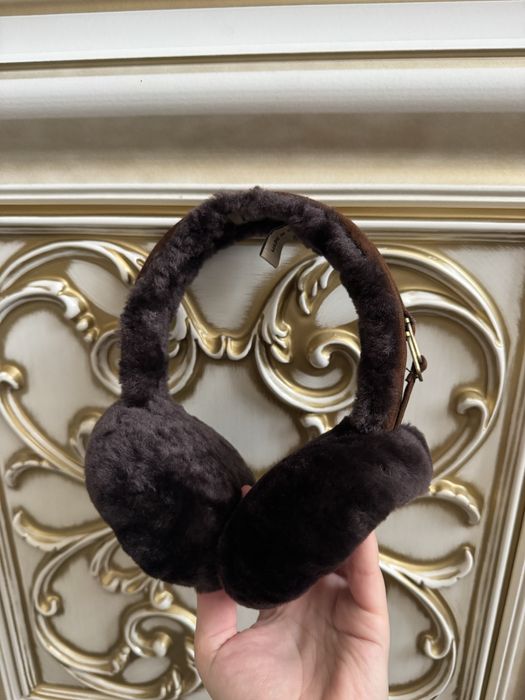 Натуральні навушники з овчини UGG