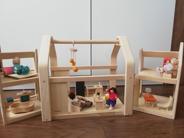 Przenośny domek dla lalek Plan Toys + Rodzina lalek