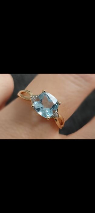 Pierścionek złoto próby 585 z naturalnym błękitnym topazem i diamentam
