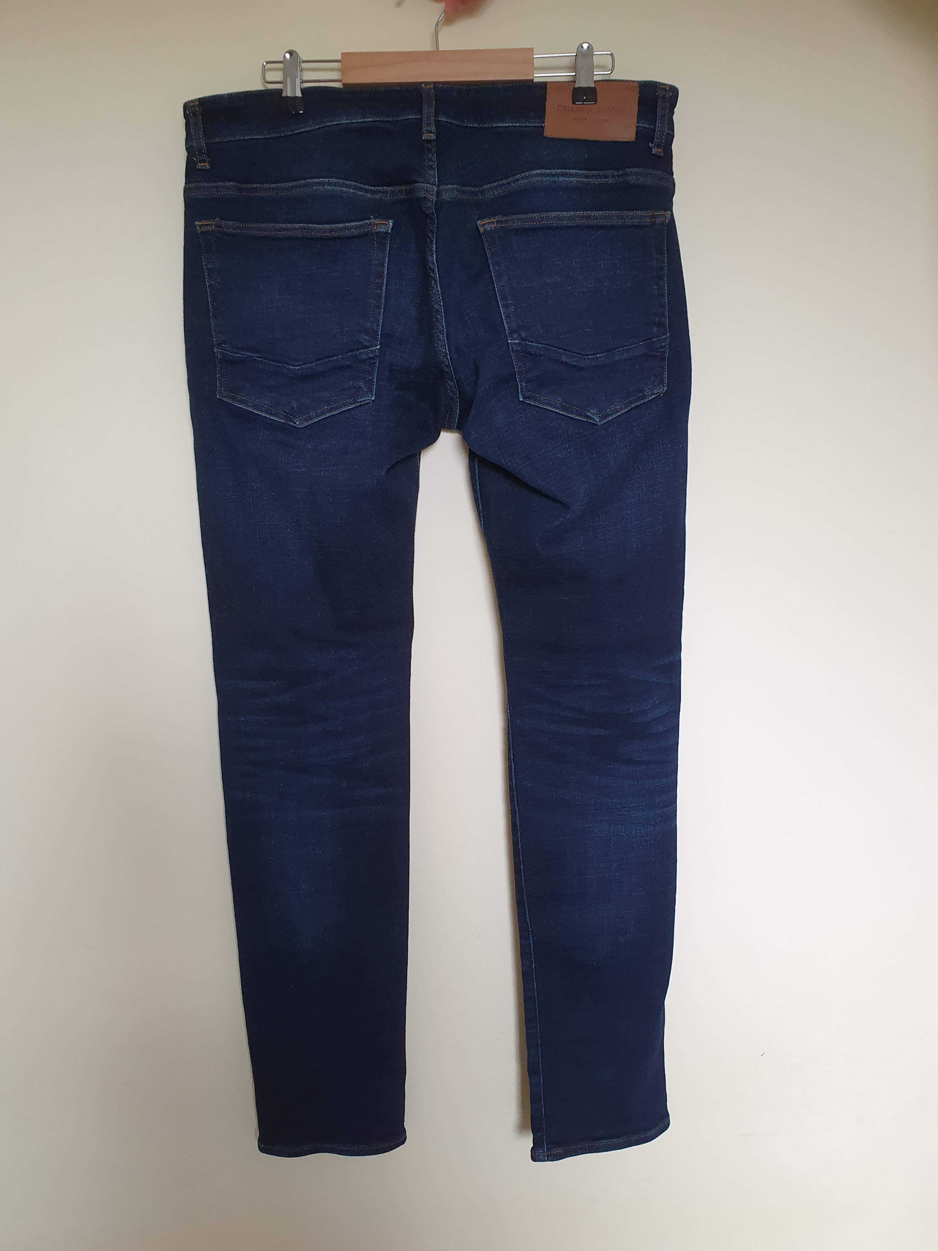 Cross Jeansy F 152-125 Niebieski Tapered Leg W32 L34