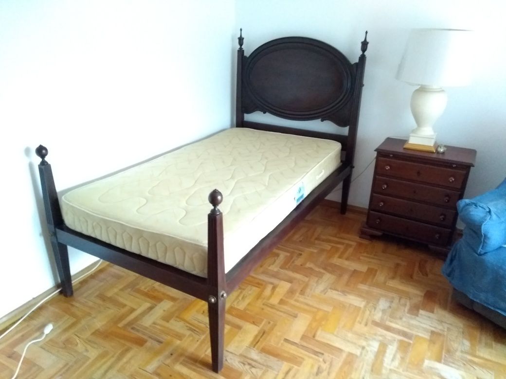 Vende-se uma cama solteiro legítima D. Maria (opção com colchão)