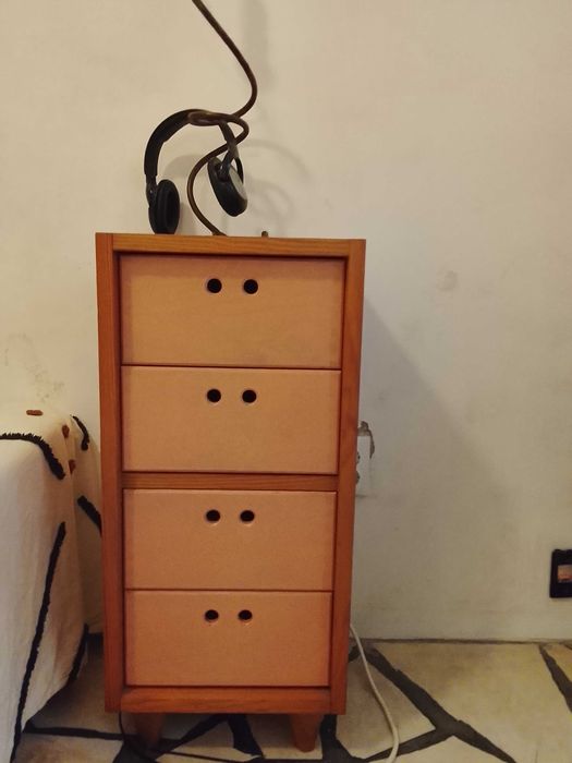 Móvel de 4 gavetas em madeira