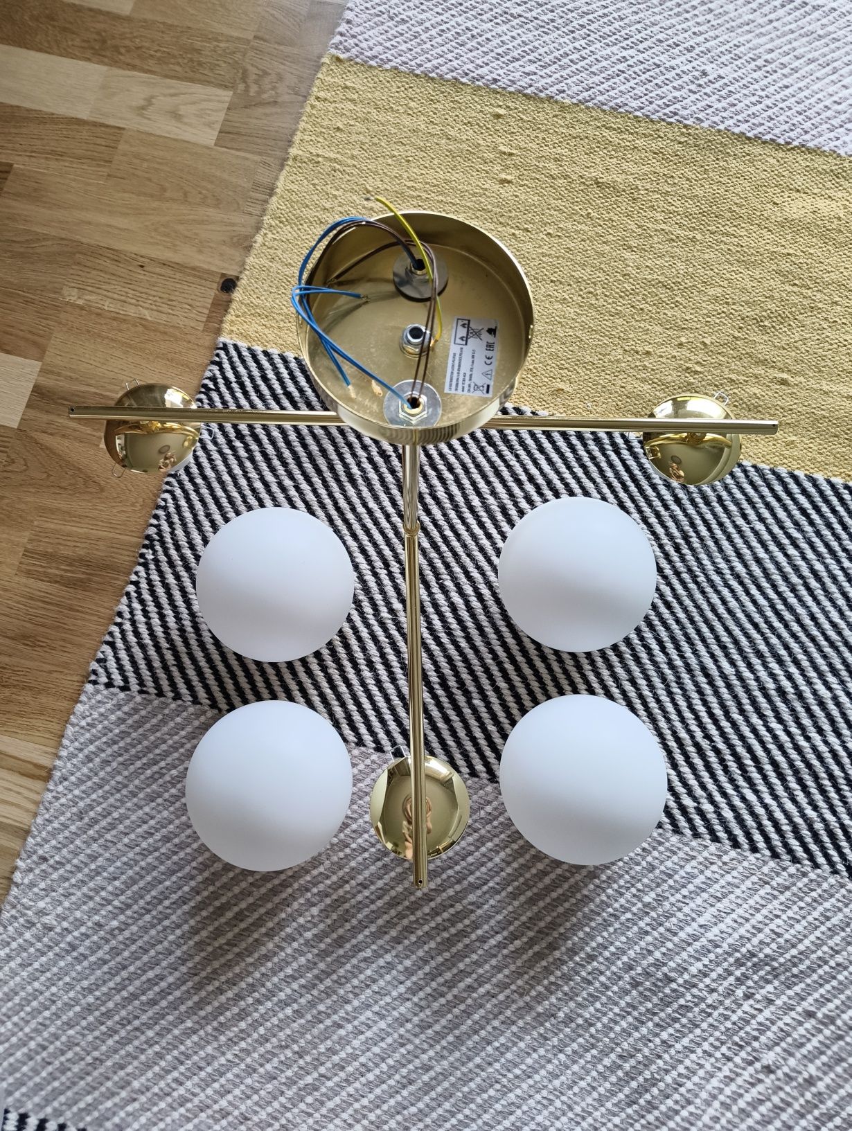 Piękna wisząca sufitowa złota lampa