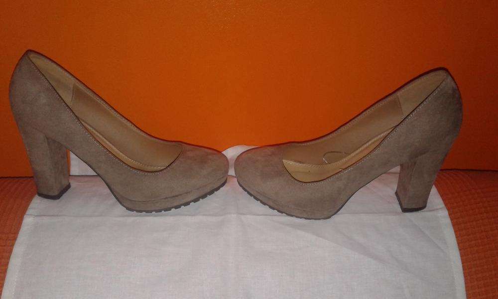 Sapatos novos bege