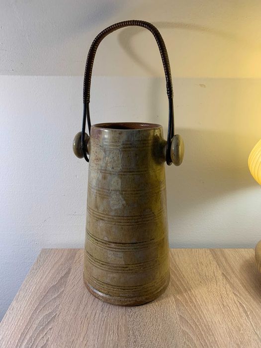 Artystyczny dzban pojemnik z kamionki uchwyt wiklina, sygn Dubois