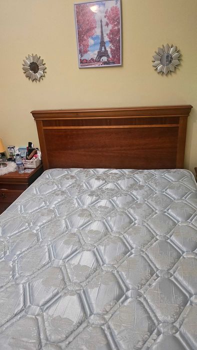 Cama de casal em madeira com colchão em ótimo estado